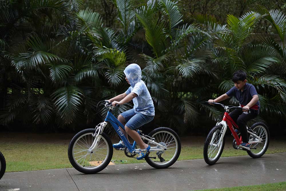 Road bike for 6 year 2024 old