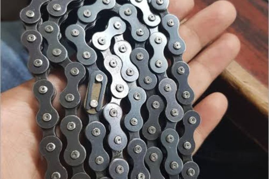 chain lubricating for bike maintenance